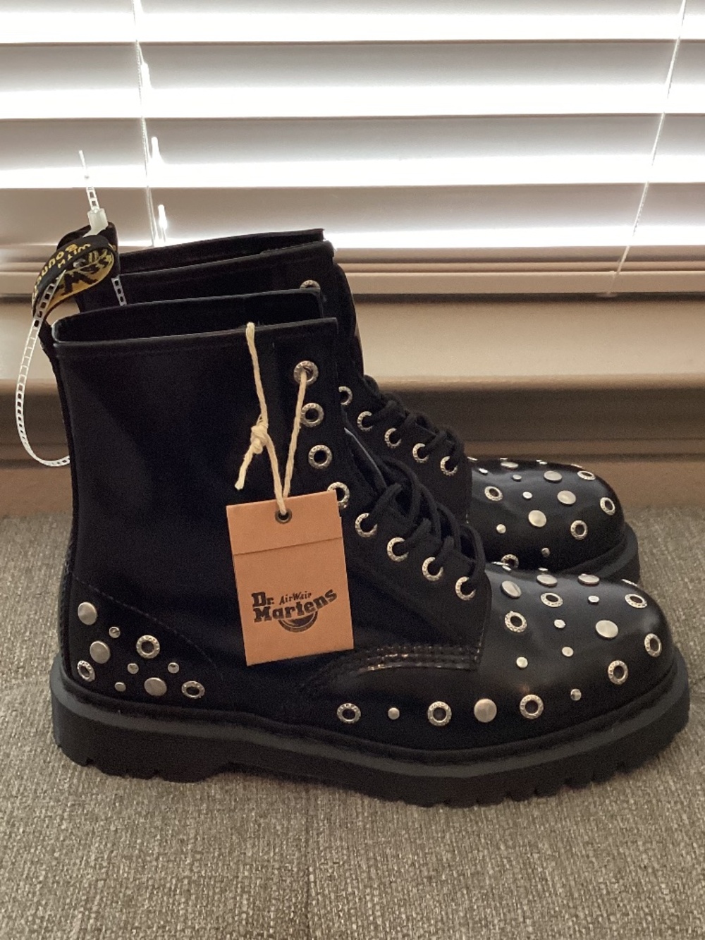 Dr. Martens 1460 STUD WANAMA LEATHER LACE UP BOOTS, size 10